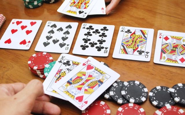 Nên chơi tight trong poker hay không?